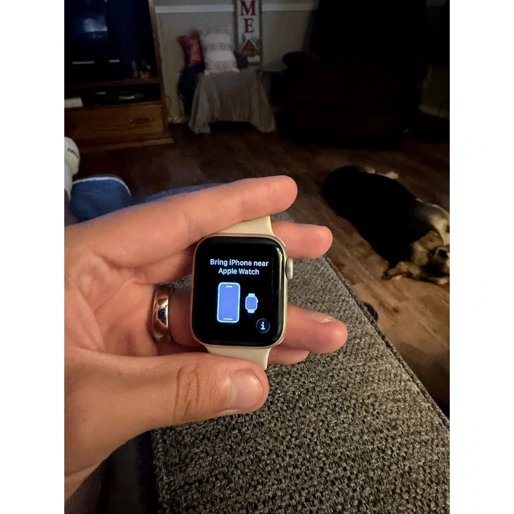 Apple Watch SE 40mm Silver Aluminum Unlocked White Silicone Band. No Charger Inc